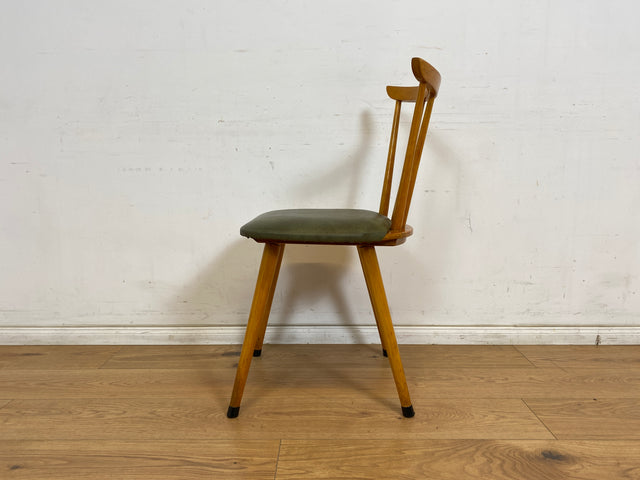 WMK 1/3 Sehr schöner und gut erhaltener Mid-Century Sprossenstuhl mit grünem Kunstlederbezug # Stühle Holzstühle Esszimmerstuhle Küchenstühle LederstühleLeder Chair Vintage Retro # Versand möglich