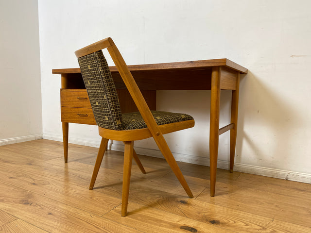 Stilvoller und gut erhaltener freistehender Mid-Century Schreibtisch mit Schubladen