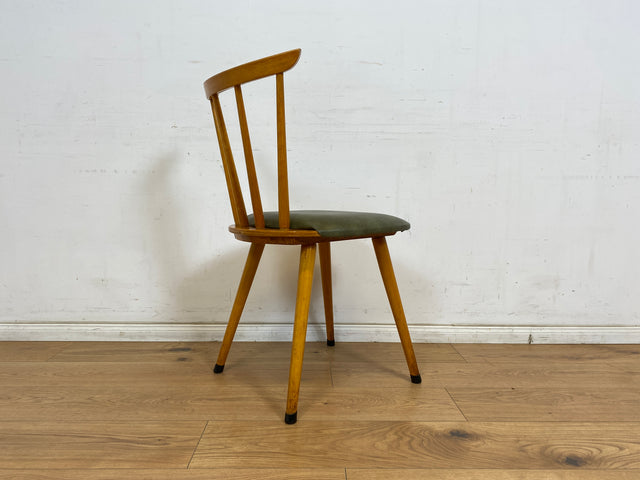 WMK 1/3 Sehr schöner und gut erhaltener Mid-Century Sprossenstuhl mit grünem Kunstlederbezug # Stühle Holzstühle Esszimmerstuhle Küchenstühle LederstühleLeder Chair Vintage Retro # Versand möglich