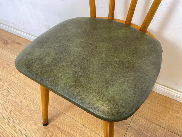 WMK 1/3 Sehr schöner und gut erhaltener Mid-Century Sprossenstuhl mit grünem Kunstlederbezug # Stühle Holzstühle Esszimmerstuhle Küchenstühle LederstühleLeder Chair Vintage Retro # Versand möglich