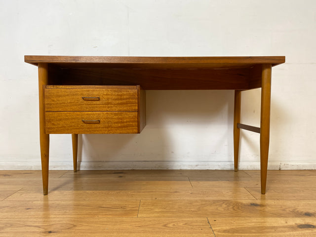 Stilvoller und gut erhaltener freistehender Mid-Century Schreibtisch mit Schubladen