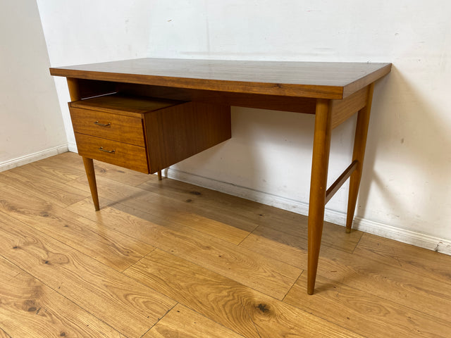 Stilvoller und gut erhaltener freistehender Mid-Century Schreibtisch mit Schubladen