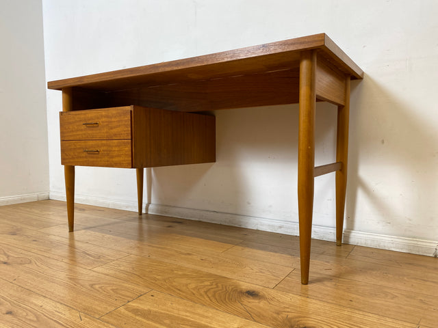 Stilvoller und gut erhaltener freistehender Mid-Century Schreibtisch mit Schubladen