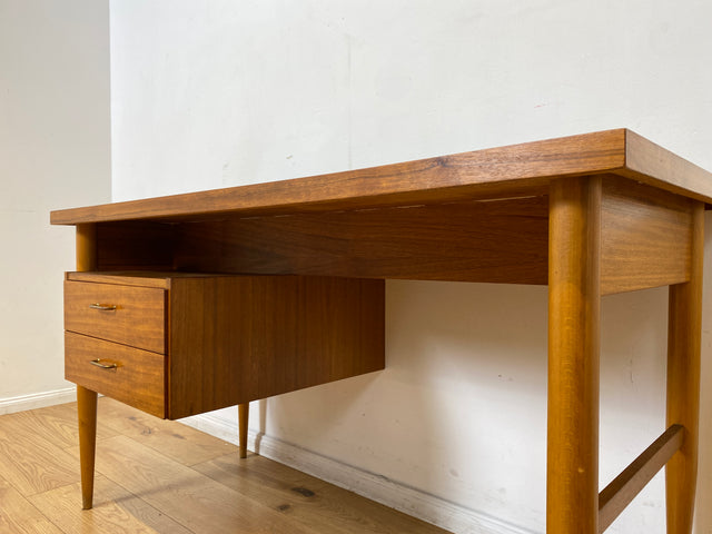 Stilvoller und gut erhaltener freistehender Mid-Century Schreibtisch mit Schubladen