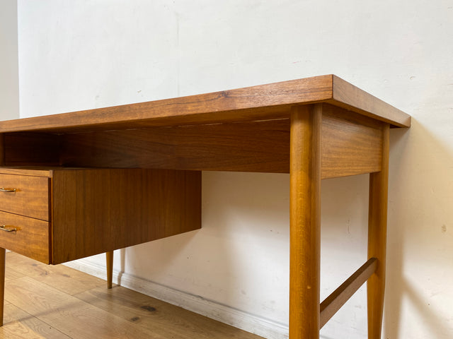 Stilvoller und gut erhaltener freistehender Mid-Century Schreibtisch mit Schubladen