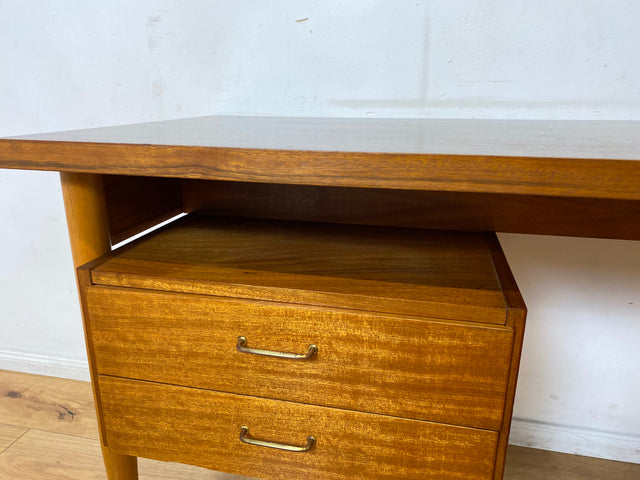 Stilvoller und gut erhaltener freistehender Mid-Century Schreibtisch mit Schubladen