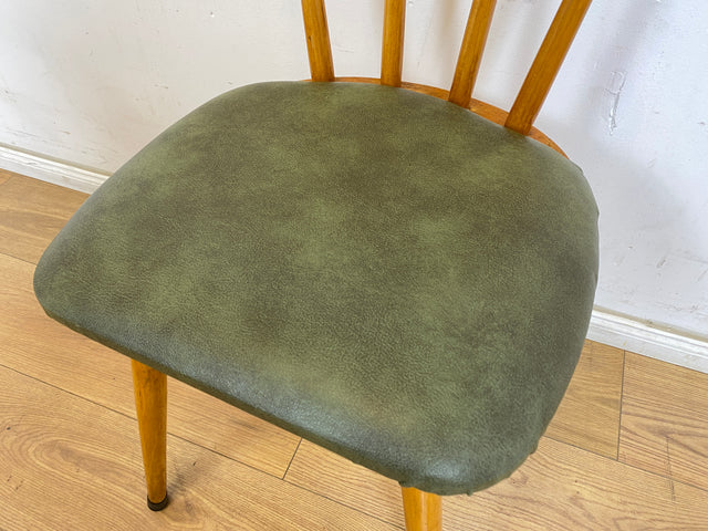 WMK 1/3 Sehr schöner und gut erhaltener Mid-Century Sprossenstuhl mit grünem Kunstlederbezug # Stühle Holzstühle Esszimmerstuhle Küchenstühle LederstühleLeder Chair Vintage Retro # Versand möglich