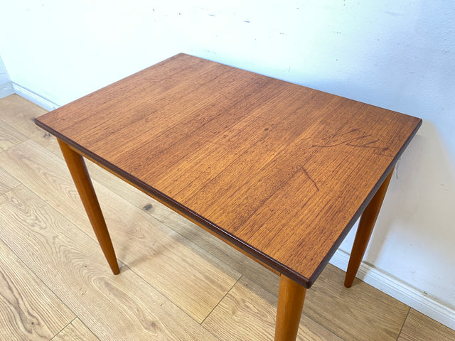 WMK Minimalistische und gut erhaltener kleiner skandinavischer 60Cer Jahre Couchtisch in Teakholz # Beistelltisch Coffee Table Wohnzimmertisch Ablage Blumentisch Danish Design Mid-Century Vintage