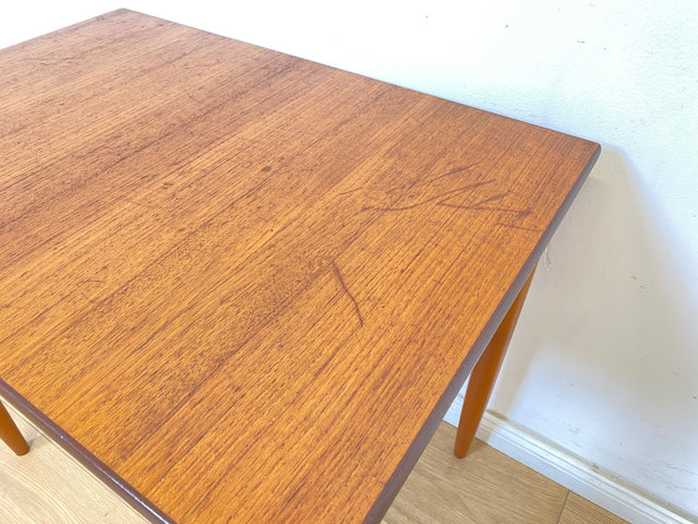 WMK Minimalistische und gut erhaltener kleiner skandinavischer 60Cer Jahre Couchtisch in Teakholz # Beistelltisch Coffee Table Wohnzimmertisch Ablage Blumentisch Danish Design Mid-Century Vintage