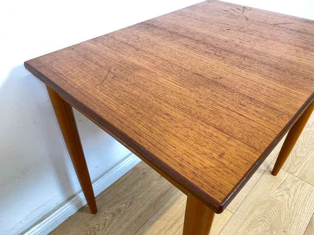 WMK Minimalistische und gut erhaltener kleiner skandinavischer 60Cer Jahre Couchtisch in Teakholz # Beistelltisch Coffee Table Wohnzimmertisch Ablage Blumentisch Danish Design Mid-Century Vintage