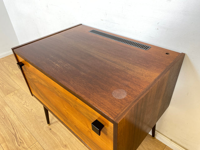 WMK Sehr schöne und gut erhaltene kleine Mid-Century Barkommode mit schicken Innenleben inklusive Gläserhalterungen aus Messing # Barschrank Kommode Bar Mini-Bar Hausbar Schränkchen Vintage DDR VEB