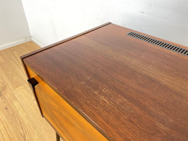 WMK Sehr schöne und gut erhaltene kleine Mid-Century Barkommode mit schicken Innenleben inklusive Gläserhalterungen aus Messing # Barschrank Kommode Bar Mini-Bar Hausbar Schränkchen Vintage DDR VEB