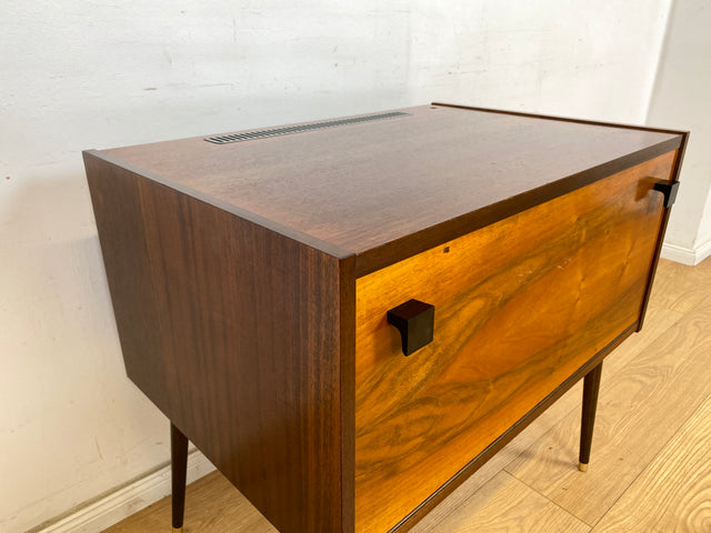 WMK Sehr schöne und gut erhaltene kleine Mid-Century Barkommode mit schicken Innenleben inklusive Gläserhalterungen aus Messing # Barschrank Kommode Bar Mini-Bar Hausbar Schränkchen Vintage DDR VEB