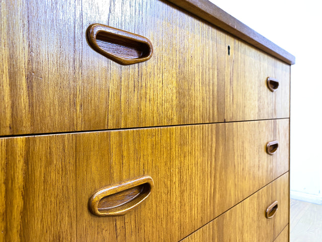 WMK Stilvolle und geräumige skandinavische Kommode in Teakholz mit Schubladen & formschönen Holzgriffen # Schubladenkommode Schrank Wäschekommode Wickelkommode Sideboard Mid-Century Vintage Teak 60er