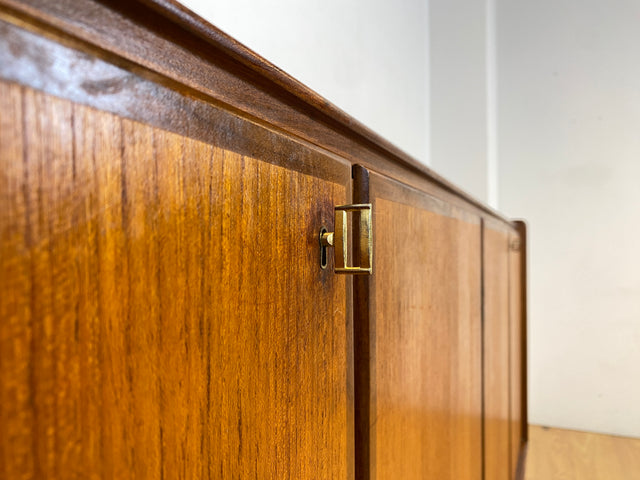 WMK Stilvolles und gut erhaltenes skandinavisches Highboard in Teakholz mit Schubladen # Sideboard Schrank Barschrank Bar Teak Mid-Century Danish Design Vintage