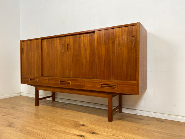 WMK Stilvolles und gut erhaltenes skandinavisches Highboard in Teakholz mit Bar , Schiebetüren , Holzgriffen & Schubladen # Sideboard Schrank Barschrank Anrichte Teak Mid-Century Danish Design Vintage