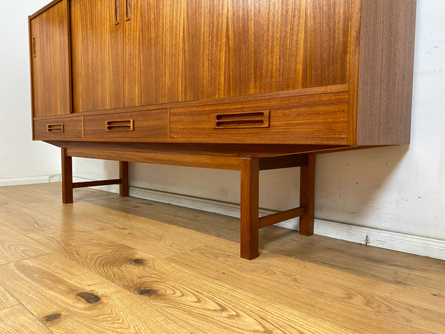 WMK Stilvolles und gut erhaltenes skandinavisches Highboard in Teakholz mit Bar , Schiebetüren , Holzgriffen & Schubladen # Sideboard Schrank Barschrank Anrichte Teak Mid-Century Danish Design Vintage