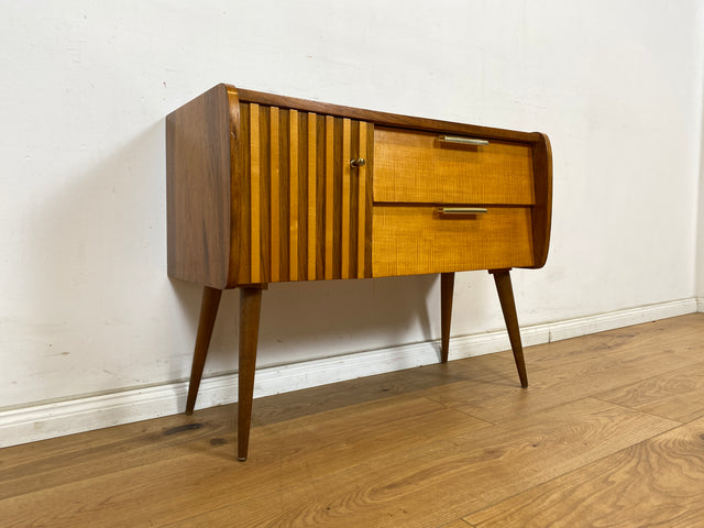 WMK Formschönes & sehr gut erhaltenes kleines Mid-Century Sideboard in Nußbaum, mit Schubladen & Originalbeschlägen aus Messing # Kommode Lowboard TV-Lowboard Flurkommode Rockabilly Vintage 50er 60er