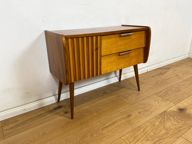 WMK Formschönes & sehr gut erhaltenes kleines Mid-Century Sideboard in Nußbaum, mit Schubladen & Originalbeschlägen aus Messing # Kommode Lowboard TV-Lowboard Flurkommode Rockabilly Vintage 50er 60er