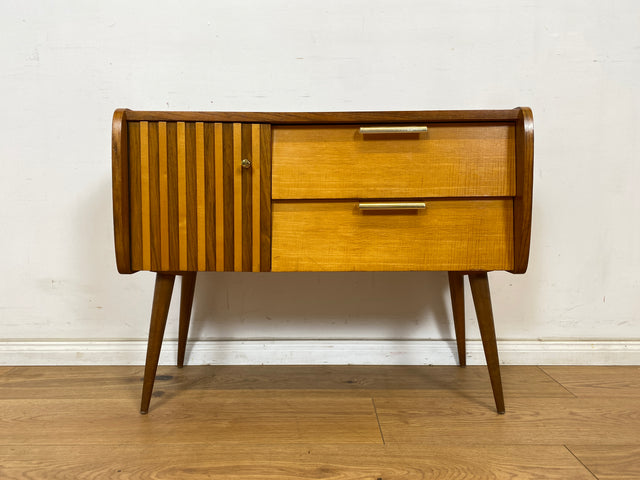 WMK Formschönes & sehr gut erhaltenes kleines Mid-Century Sideboard in Nußbaum, mit Schubladen & Originalbeschlägen aus Messing # Kommode Lowboard TV-Lowboard Flurkommode Rockabilly Vintage 50er 60er