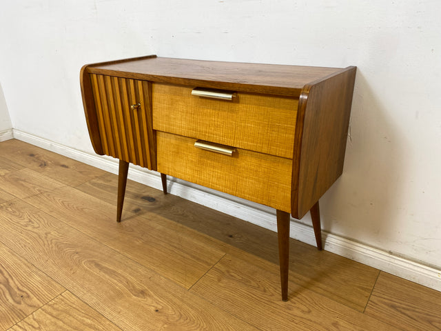 WMK Formschönes & sehr gut erhaltenes kleines Mid-Century Sideboard in Nußbaum, mit Schubladen & Originalbeschlägen aus Messing # Kommode Lowboard TV-Lowboard Flurkommode Rockabilly Vintage 50er 60er