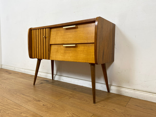 WMK Formschönes & sehr gut erhaltenes kleines Mid-Century Sideboard in Nußbaum, mit Schubladen & Originalbeschlägen aus Messing # Kommode Lowboard TV-Lowboard Flurkommode Rockabilly Vintage 50er 60er