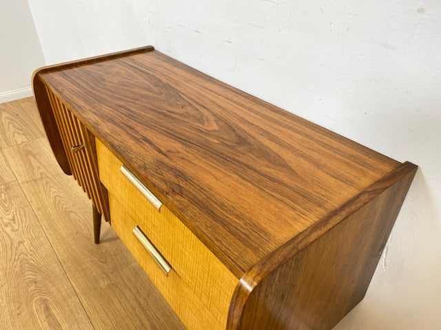 WMK Formschönes & sehr gut erhaltenes kleines Mid-Century Sideboard in Nußbaum, mit Schubladen & Originalbeschlägen aus Messing # Kommode Lowboard TV-Lowboard Flurkommode Rockabilly Vintage 50er 60er