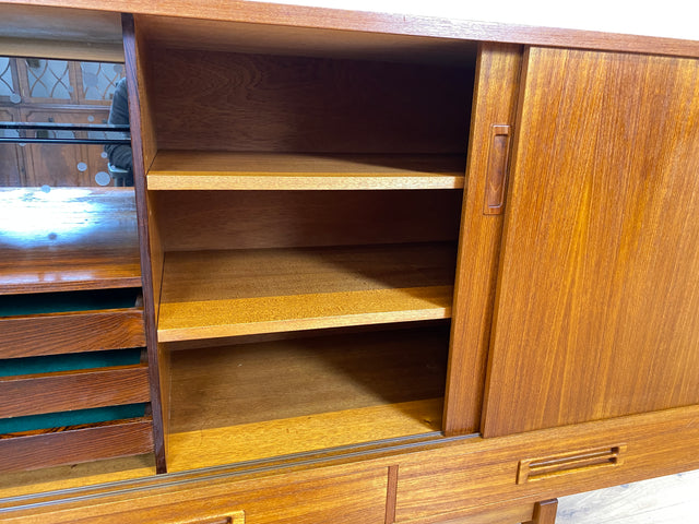 WMK Stilvolles und gut erhaltenes skandinavisches Highboard in Teakholz mit Bar , Schiebetüren , Holzgriffen & Schubladen # Sideboard Schrank Barschrank Anrichte Teak Mid-Century Danish Design Vintage