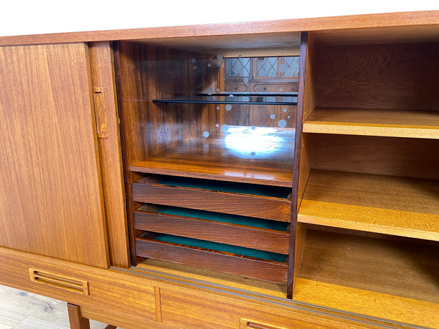 WMK Stilvolles und gut erhaltenes skandinavisches Highboard in Teakholz mit Bar , Schiebetüren , Holzgriffen & Schubladen # Sideboard Schrank Barschrank Anrichte Teak Mid-Century Danish Design Vintage