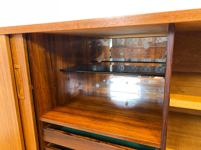 WMK Stilvolles und gut erhaltenes skandinavisches Highboard in Teakholz mit Bar , Schiebetüren , Holzgriffen & Schubladen # Sideboard Schrank Barschrank Anrichte Teak Mid-Century Danish Design Vintage