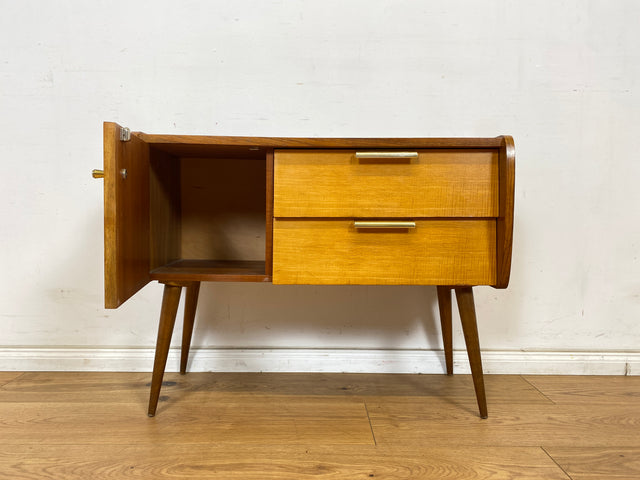 WMK Formschönes & sehr gut erhaltenes kleines Mid-Century Sideboard in Nußbaum, mit Schubladen & Originalbeschlägen aus Messing # Kommode Lowboard TV-Lowboard Flurkommode Rockabilly Vintage 50er 60er