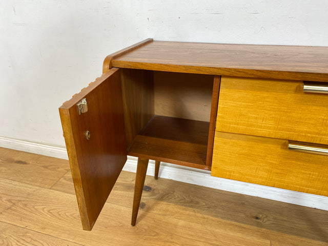 WMK Formschönes & sehr gut erhaltenes kleines Mid-Century Sideboard in Nußbaum, mit Schubladen & Originalbeschlägen aus Messing # Kommode Lowboard TV-Lowboard Flurkommode Rockabilly Vintage 50er 60er