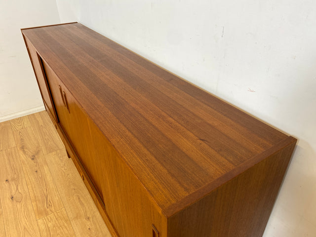 WMK Stilvolles und gut erhaltenes skandinavisches Highboard in Teakholz mit Bar , Schiebetüren , Holzgriffen & Schubladen # Sideboard Schrank Barschrank Anrichte Teak Mid-Century Danish Design Vintage