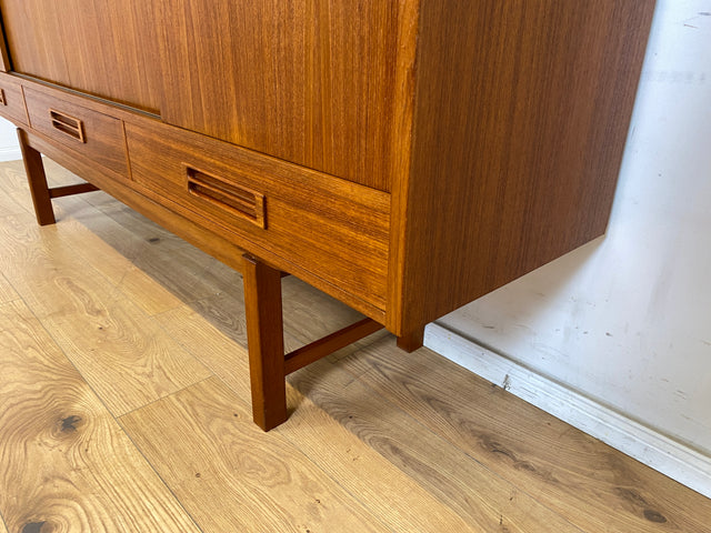 WMK Stilvolles und gut erhaltenes skandinavisches Highboard in Teakholz mit Bar , Schiebetüren , Holzgriffen & Schubladen # Sideboard Schrank Barschrank Anrichte Teak Mid-Century Danish Design Vintage