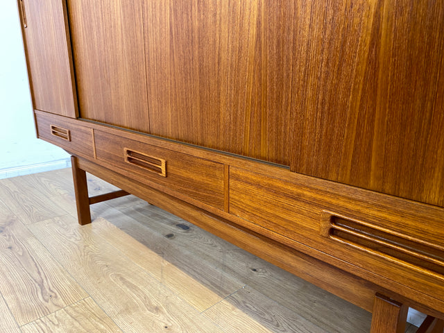 WMK Stilvolles und gut erhaltenes skandinavisches Highboard in Teakholz mit Bar , Schiebetüren , Holzgriffen & Schubladen # Sideboard Schrank Barschrank Anrichte Teak Mid-Century Danish Design Vintage