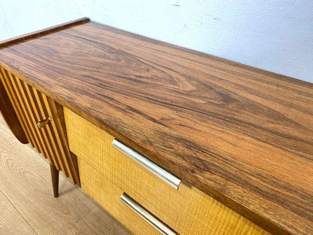 WMK Formschönes & sehr gut erhaltenes kleines Mid-Century Sideboard in Nußbaum, mit Schubladen & Originalbeschlägen aus Messing # Kommode Lowboard TV-Lowboard Flurkommode Rockabilly Vintage 50er 60er