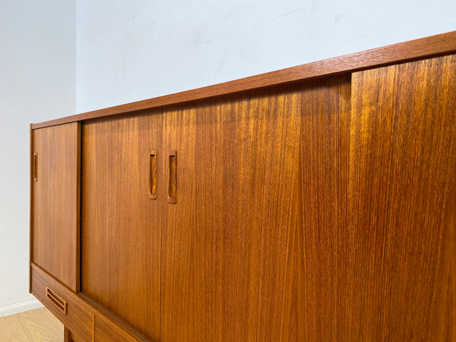 WMK Stilvolles und gut erhaltenes skandinavisches Highboard in Teakholz mit Bar , Schiebetüren , Holzgriffen & Schubladen # Sideboard Schrank Barschrank Anrichte Teak Mid-Century Danish Design Vintage