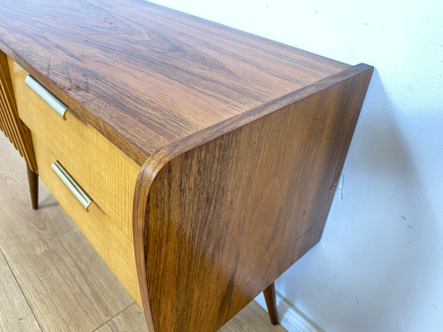 WMK Formschönes & sehr gut erhaltenes kleines Mid-Century Sideboard in Nußbaum, mit Schubladen & Originalbeschlägen aus Messing # Kommode Lowboard TV-Lowboard Flurkommode Rockabilly Vintage 50er 60er