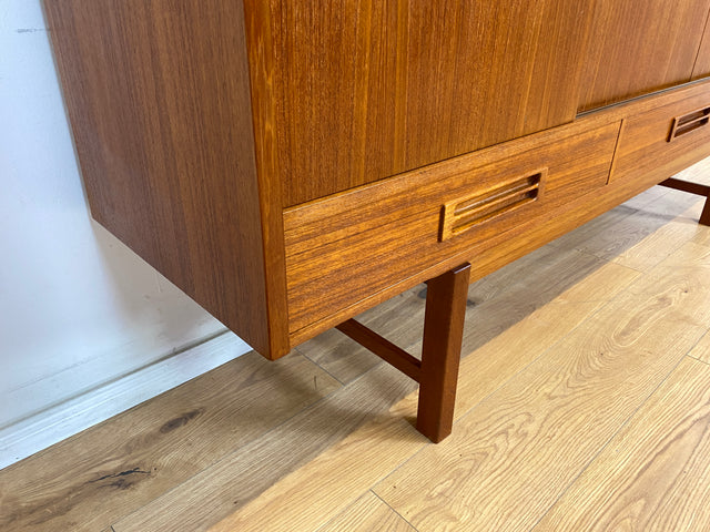 WMK Stilvolles und gut erhaltenes skandinavisches Highboard in Teakholz mit Bar , Schiebetüren , Holzgriffen & Schubladen # Sideboard Schrank Barschrank Anrichte Teak Mid-Century Danish Design Vintage