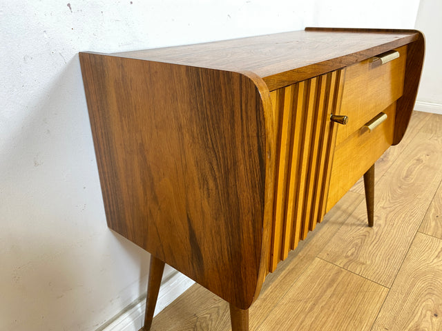 WMK Formschönes & sehr gut erhaltenes kleines Mid-Century Sideboard in Nußbaum, mit Schubladen & Originalbeschlägen aus Messing # Kommode Lowboard TV-Lowboard Flurkommode Rockabilly Vintage 50er 60er