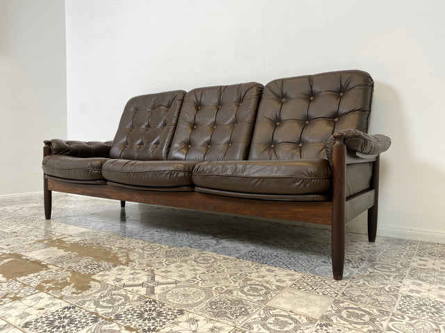 WMK Sehr schönes & gut erhaltenes skandinavisches Sofa mit Rahmen aus Palisander und Bezug aus gestepptem Echtleder # Ledersofa Couch Ledercouch Sitzgarnitur 3-Sitzer Danish Design 60er 70er Vintage