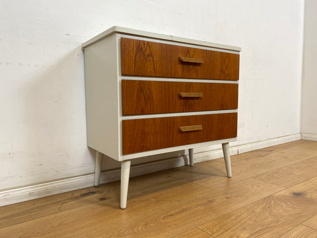 WMK Hübsche und gut erhaltene weiße skandinavische Kommode mit Schubladen in Teakholz und formschönen Holzgriffen # Schubladenkommode Wäschekommode Sideboard Danish Design Mid-Century Vintage Teak