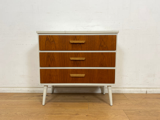 WMK Hübsche und gut erhaltene weiße skandinavische Kommode mit Schubladen in Teakholz und formschönen Holzgriffen # Schubladenkommode Wäschekommode Sideboard Danish Design Mid-Century Vintage Teak