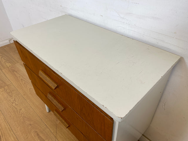 WMK Hübsche und gut erhaltene weiße skandinavische Kommode mit Schubladen in Teakholz und formschönen Holzgriffen # Schubladenkommode Wäschekommode Sideboard Danish Design Mid-Century Vintage Teak