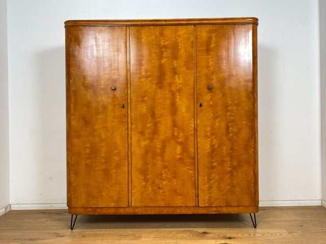 WMK Schöner und sehr gut aufgeteilter Mid-Century Kleiderschrank aus vollem Holz auf neuen Hairpin Füßen # 4-türiger Schrank Schlafzimmerschrank Wäscheschrank Flurschrank Wardrobe 50er 60er Vintage