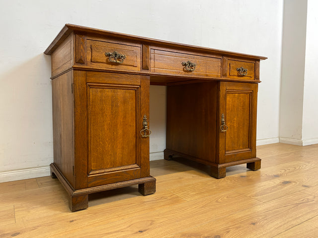 WMK Schöner und geräumiger freistehender antiker Schreibtisch im englischem Stil aus vollem Eichenholz mit edlen Messingbeschlägen, um 1910 # Desk Bürotisch Arbeitstisch Sekretär Jugendstil Vintage