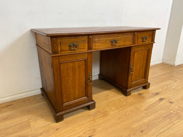 WMK Schöner und geräumiger freistehender antiker Schreibtisch im englischem Stil aus vollem Eichenholz mit edlen Messingbeschlägen, um 1910 # Desk Bürotisch Arbeitstisch Sekretär Jugendstil Vintage