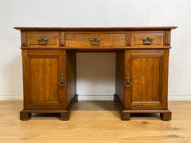 WMK Schöner und geräumiger freistehender antiker Schreibtisch im englischem Stil aus vollem Eichenholz mit edlen Messingbeschlägen, um 1910 # Desk Bürotisch Arbeitstisch Sekretär Jugendstil Vintage