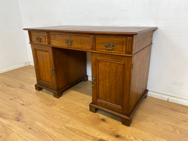 WMK Schöner und geräumiger freistehender antiker Schreibtisch im englischem Stil aus vollem Eichenholz mit edlen Messingbeschlägen, um 1910 # Desk Bürotisch Arbeitstisch Sekretär Jugendstil Vintage