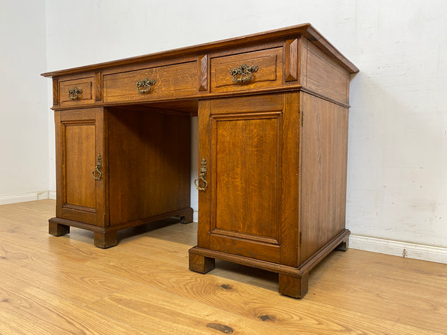 WMK Schöner und geräumiger freistehender antiker Schreibtisch im englischem Stil aus vollem Eichenholz mit edlen Messingbeschlägen, um 1910 # Desk Bürotisch Arbeitstisch Sekretär Jugendstil Vintage